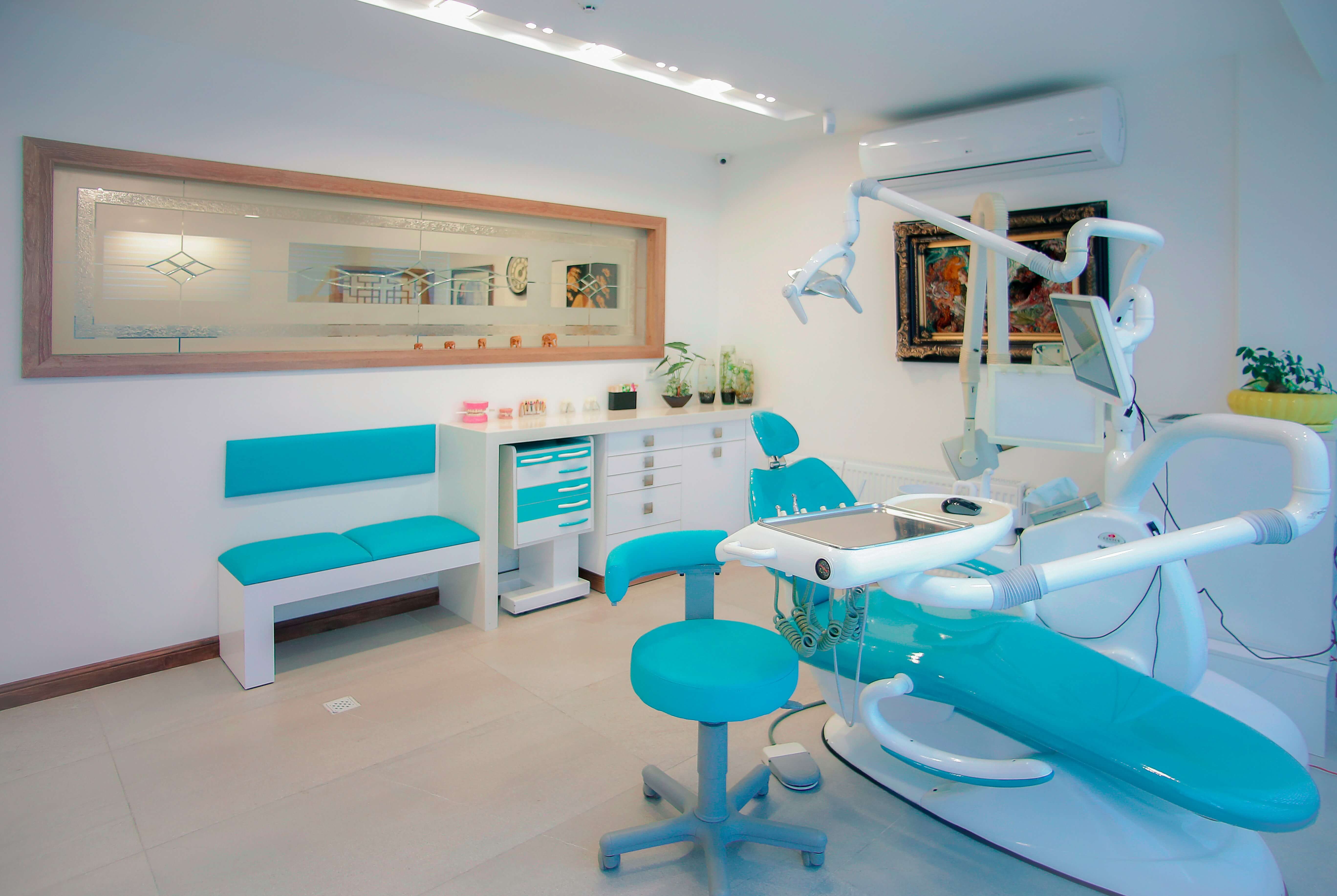 Especialista dental trabajando con tecnología de punta