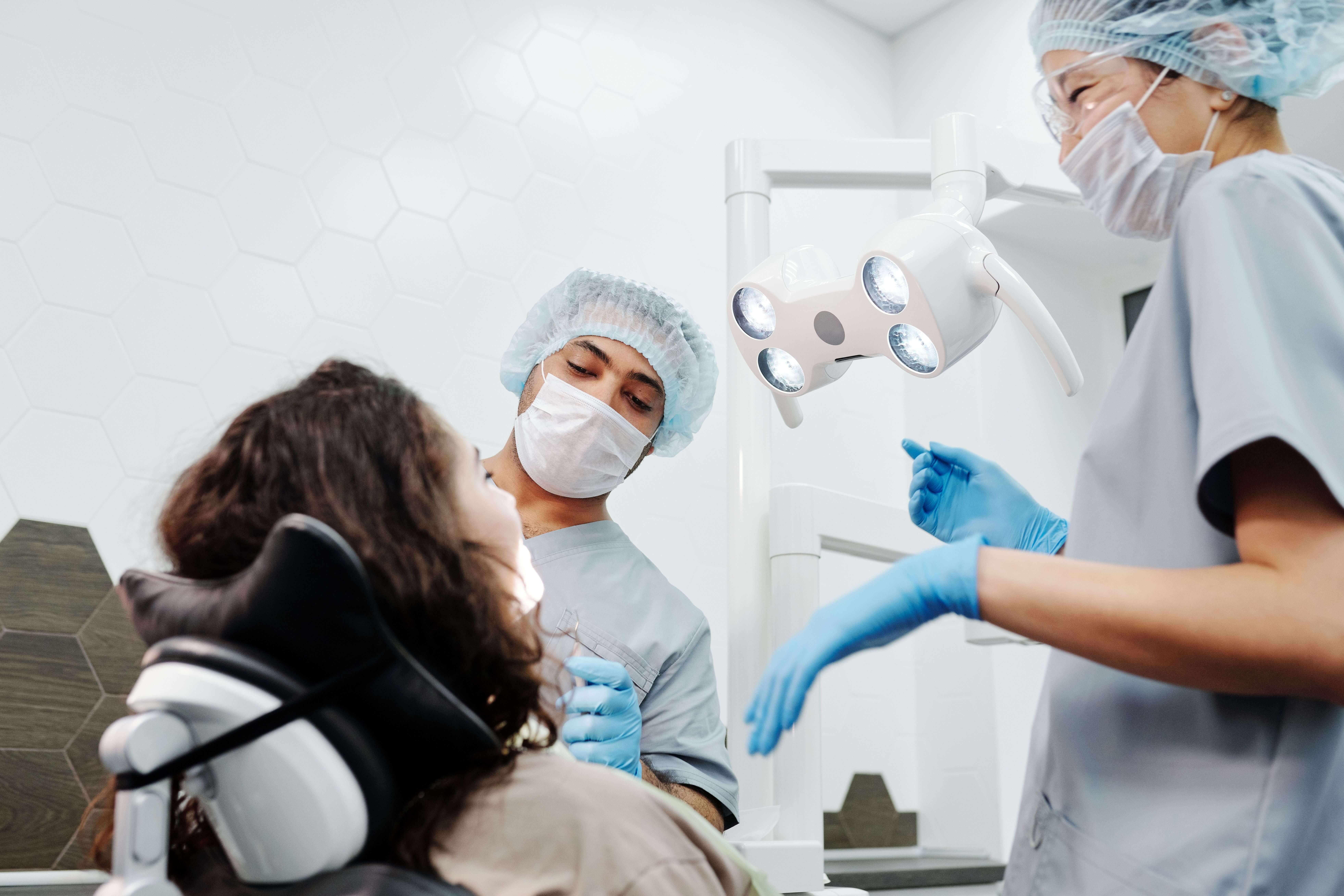 Niño feliz en consulta de odontopediatría